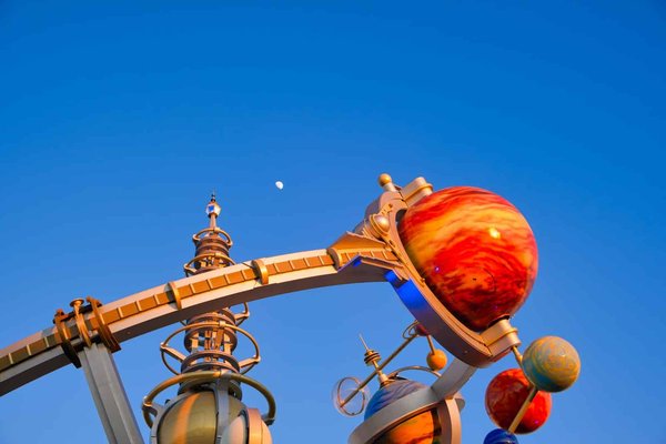 Quels sont les défis de la conception et de la gestion d'un parc dans « Planet Coaster »?